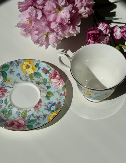 Tasse et soucoupe jardin de fleurs