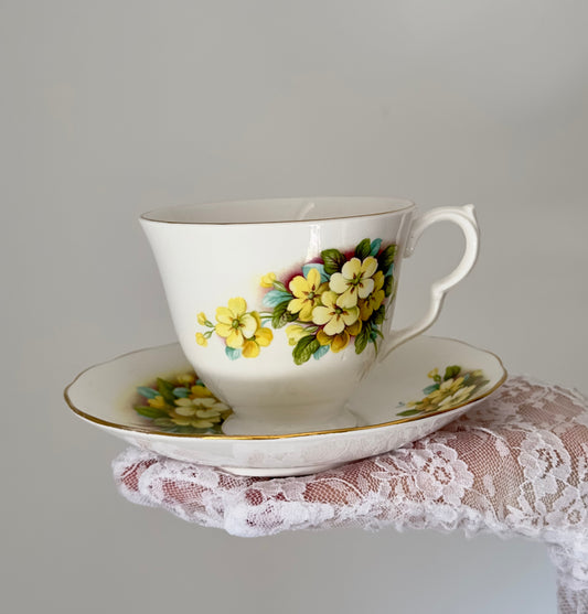 Tasse et soucoupe Vintage fleurs jaunes